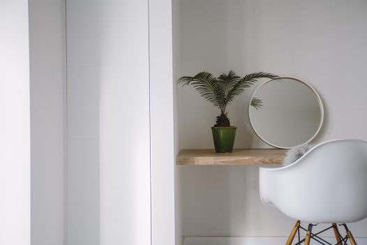 Dressign table in the bedroom at Carn Mar, a self-catering holiday home above Polzeath beach, North Cornwall