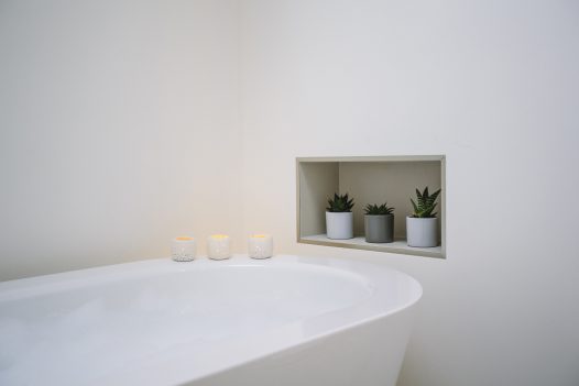 Large free-standing bath at Carn Mar, a self-catering holiday home above Polzeath beach, North Cornwall