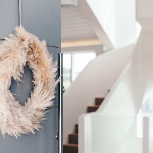 Pampas grass wreath on the doorway at Carn Mar, a self-catering holiday home in Polzeath, North Cornwall
