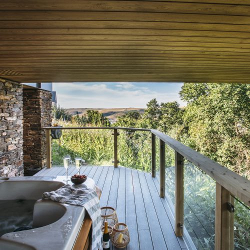 The wooden hot tub at Dry Creek House, a self-catering holiday home in Polzeath, North Cornwall